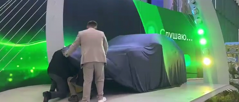 АвтоВАЗ готовится представить новинки на ПМЭФ-2025 сегодня, 18 июня. Неизвестные машины заметили перед началом выставки